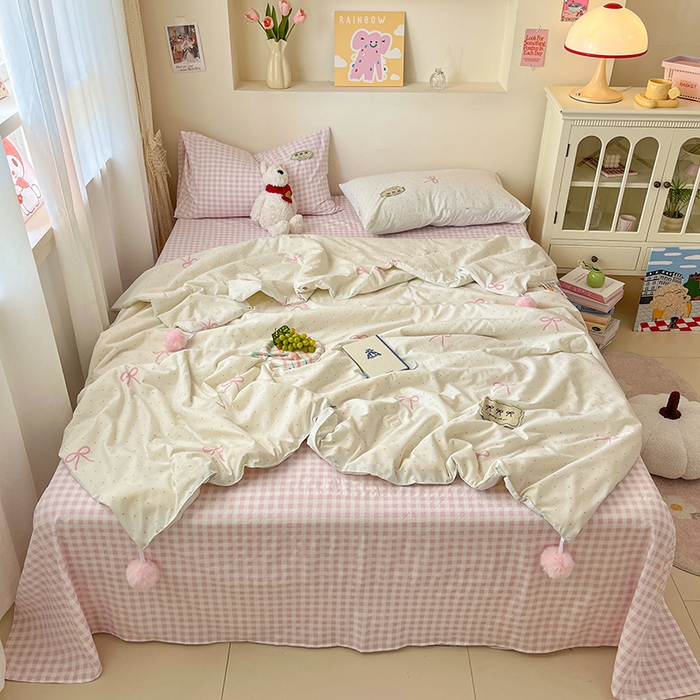 91家纺网 家纺一手货源 找家纺 桃心家居 2026新款A类ins云柔水洗棉织标蝴蝶结毛球少女大豆单夏被夏被四件套系列 水洗棉毛球-夏被粉果气泡