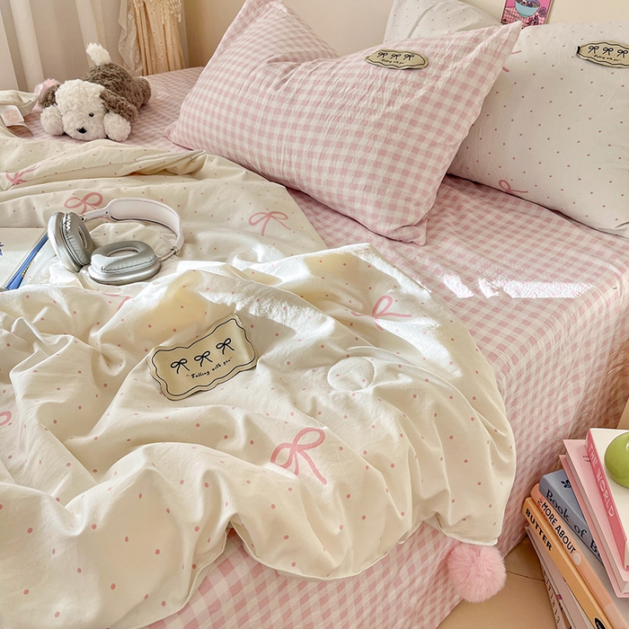 91家纺网 家纺一手货源 找家纺 桃心家居 2026新款A类ins云柔水洗棉织标蝴蝶结毛球少女大豆单夏被夏被四件套系列 水洗棉毛球-夏被粉果气泡