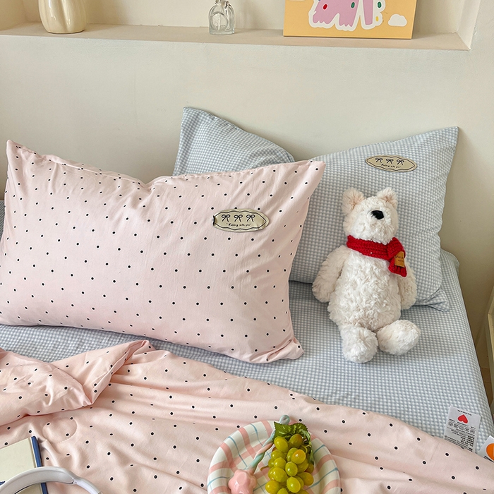 91家纺网 家纺一手货源 找家纺 桃心家居 2026新款A类ins云柔水洗棉织标蝴蝶结毛球少女大豆单夏被夏被四件套系列 水洗棉毛球-夏被奶昔粉蓝