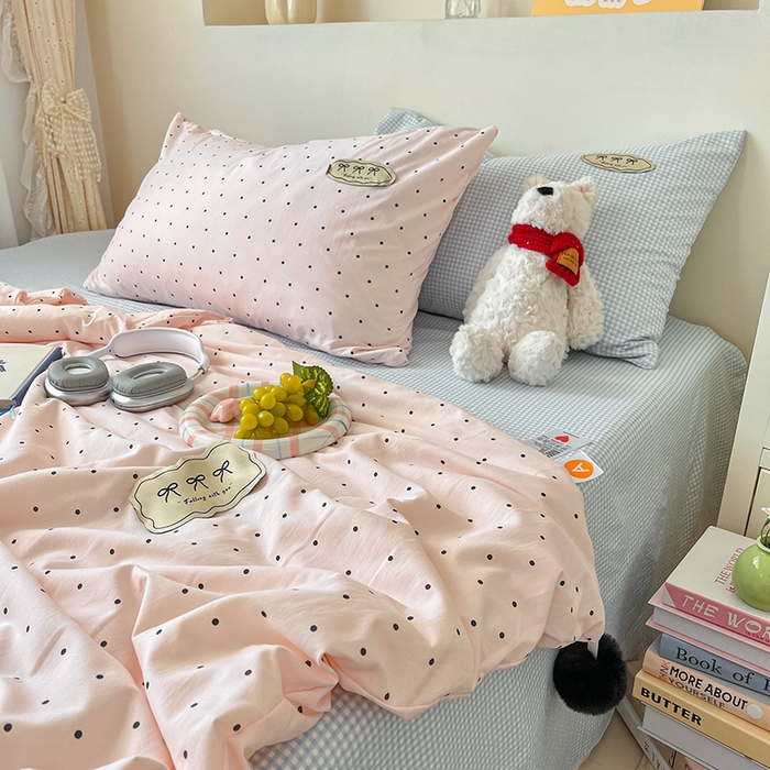 91家纺网 家纺一手货源 找家纺 桃心家居 2026新款A类ins云柔水洗棉织标蝴蝶结毛球少女大豆单夏被夏被四件套系列 水洗棉毛球-夏被奶昔粉蓝