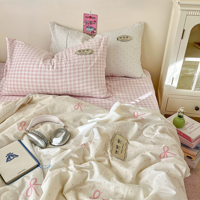 91家纺网 家纺一手货源 找家纺 桃心家居 2026新款A类ins云柔水洗棉织标蝴蝶结毛球少女大豆单夏被夏被四件套系列 水洗棉毛球-夏被粉果气泡