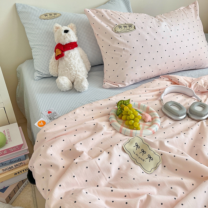 91家纺网 家纺一手货源 找家纺 桃心家居 2026新款A类ins云柔水洗棉织标蝴蝶结毛球少女大豆单夏被夏被四件套系列 水洗棉毛球-夏被奶昔粉蓝