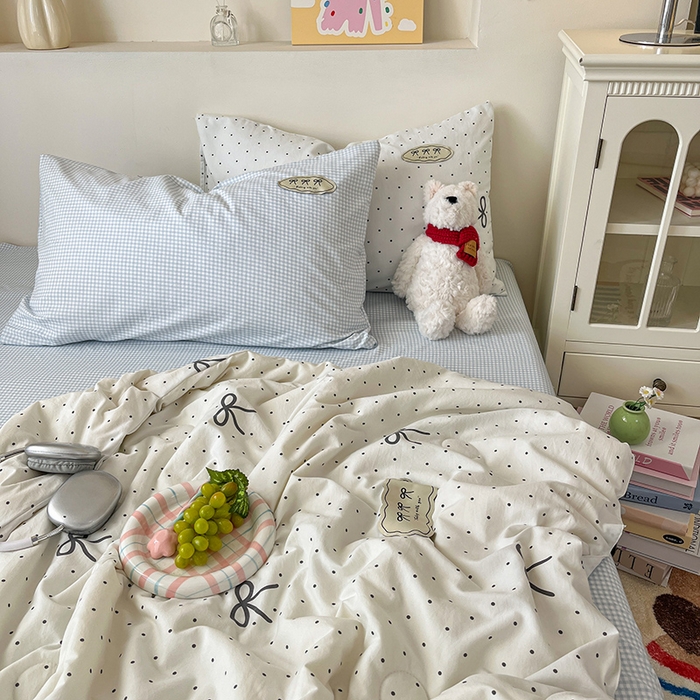 91家纺网 家纺一手货源 找家纺 桃心家居 2026新款A类ins云柔水洗棉织标蝴蝶结毛球少女大豆单夏被夏被四件套系列 水洗棉毛球-夏被可可小姐