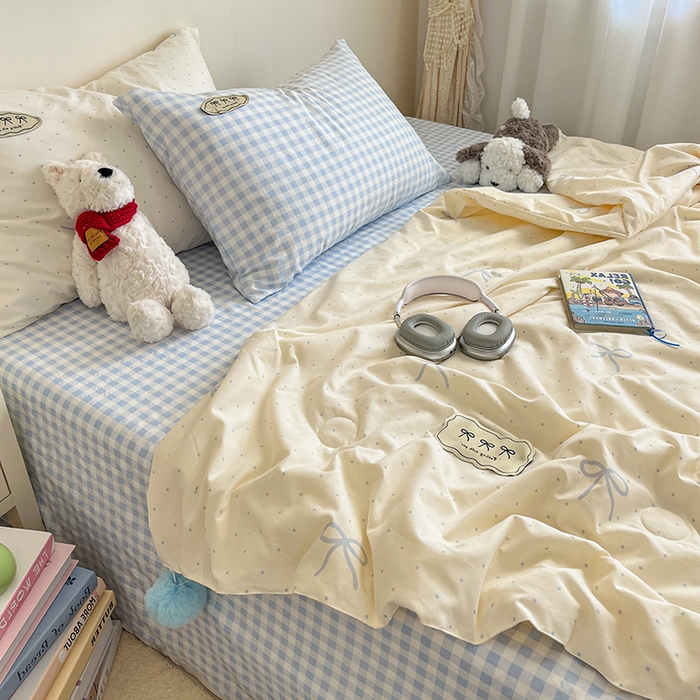 91家纺网 家纺一手货源 找家纺 桃心家居 2026新款A类ins云柔水洗棉织标蝴蝶结毛球少女大豆单夏被夏被四件套系列 水洗棉毛球-夏被清新梦蓝