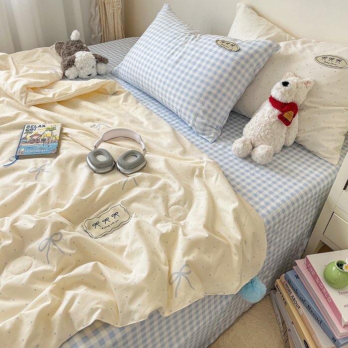 91家纺网 家纺一手货源 找家纺 桃心家居 2026新款A类ins云柔水洗棉织标蝴蝶结毛球少女大豆单夏被夏被四件套系列 水洗棉毛球-夏被清新梦蓝