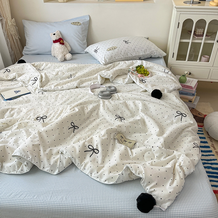 91家纺网 家纺一手货源 找家纺 桃心家居 2026新款A类ins云柔水洗棉织标蝴蝶结毛球少女大豆单夏被夏被四件套系列 水洗棉毛球-夏被可可小姐