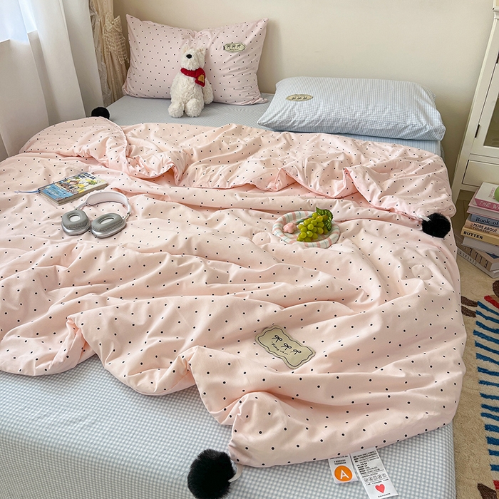 91家纺网 家纺一手货源 找家纺 桃心家居 2026新款A类ins云柔水洗棉织标蝴蝶结毛球少女大豆单夏被夏被四件套系列 水洗棉毛球-夏被奶昔粉蓝