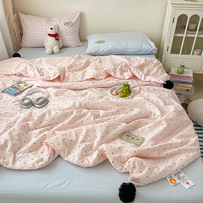 91家纺网 家纺一手货源 找家纺 桃心家居 2026新款A类ins云柔水洗棉织标蝴蝶结毛球少女大豆单夏被夏被四件套系列 水洗棉毛球-夏被奶昔粉蓝