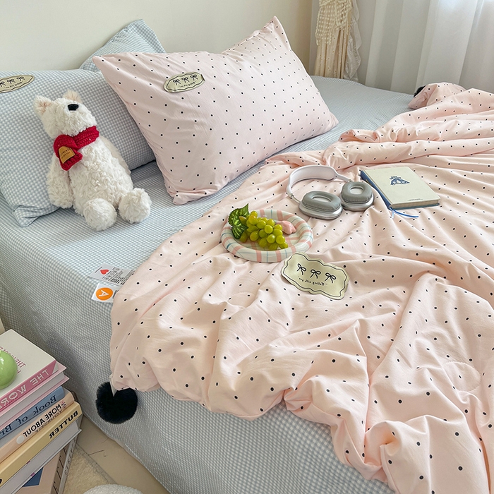 91家纺网 家纺一手货源 找家纺 桃心家居 2026新款A类ins云柔水洗棉织标蝴蝶结毛球少女大豆单夏被夏被四件套系列 水洗棉毛球-夏被奶昔粉蓝