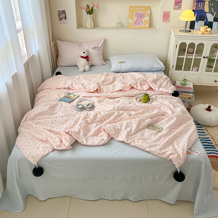 91家纺网 家纺一手货源 找家纺 桃心家居 2026新款A类ins云柔水洗棉织标蝴蝶结毛球少女大豆单夏被夏被四件套系列 水洗棉毛球-夏被奶昔粉蓝