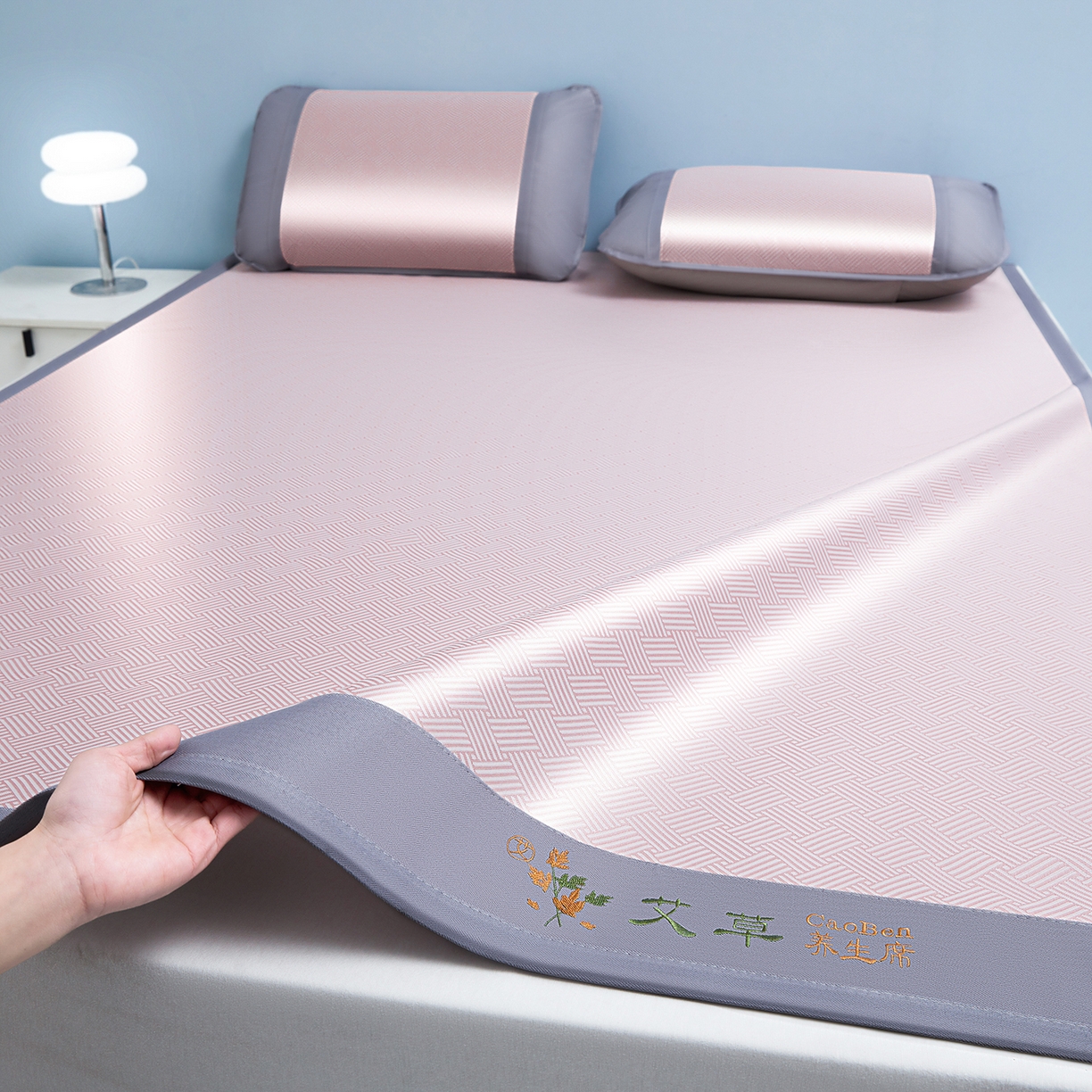 91家纺网 家纺一手货源 找家纺 （总）眠多宝（绒多宝） 2026新款可机洗水洗艾草凉感冰丝高精密碳光软席饼干花三件套