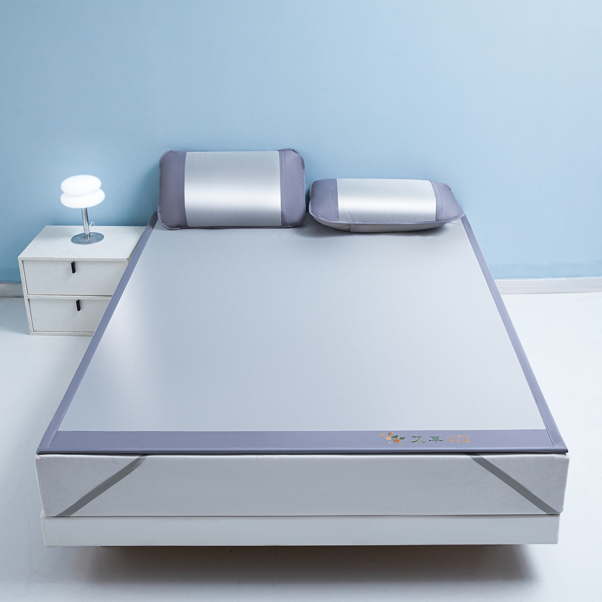 91家纺网 家纺一手货源 找家纺 眠多宝（绒多宝） 2026新款可机洗水洗艾草凉感冰丝高精密碳光软席饼干花三件套 大象灰