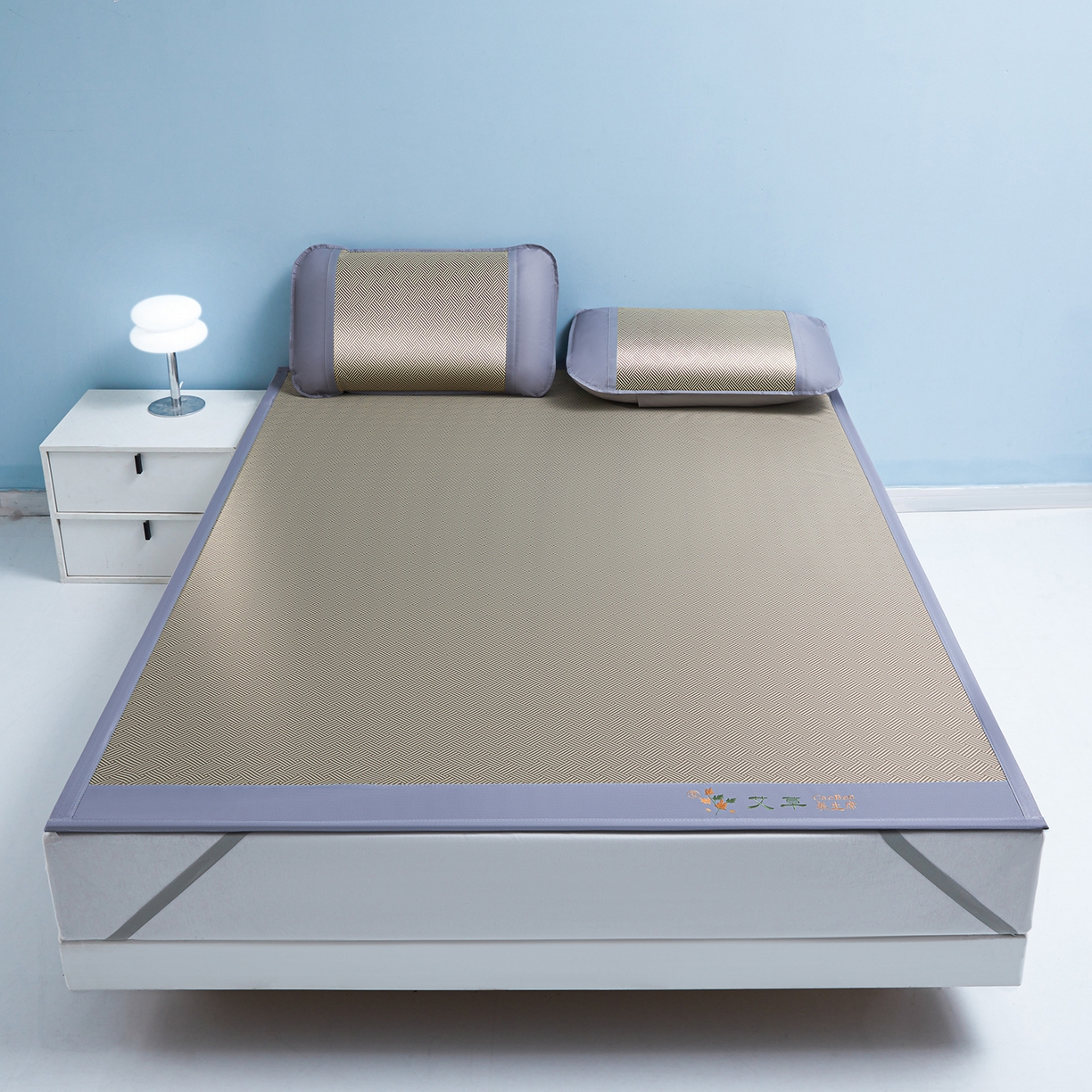 91家纺网 家纺一手货源 找家纺 眠多宝（绒多宝） 2026新款可机洗水洗艾草凉感冰丝高精密碳光软席饼干花三件套 太妃咖