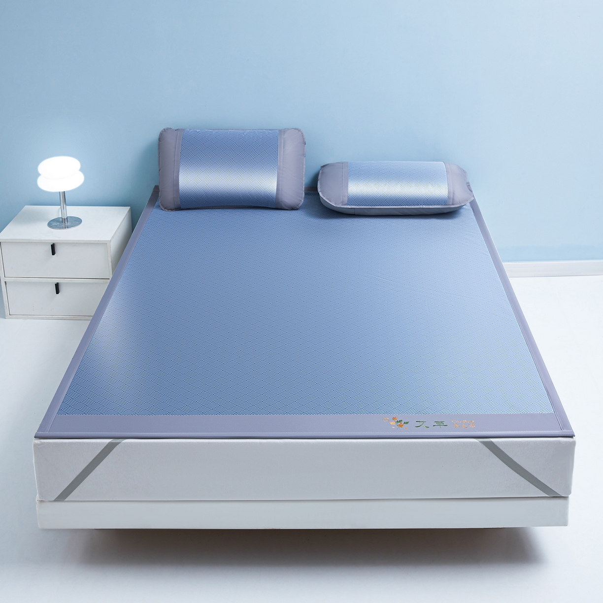 91家纺网 家纺一手货源 找家纺 眠多宝（绒多宝） 2026新款可机洗水洗艾草凉感冰丝高精密碳光软席饼干花三件套   冰川蓝