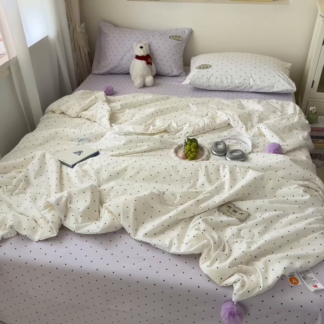 91家纺网 家纺一手货源 找家纺 桃心家居 2026新款A类ins云柔水洗棉织标蝴蝶结毛球少女大豆单夏被夏被四件套系列 水洗棉毛球-夏被芋泥波点