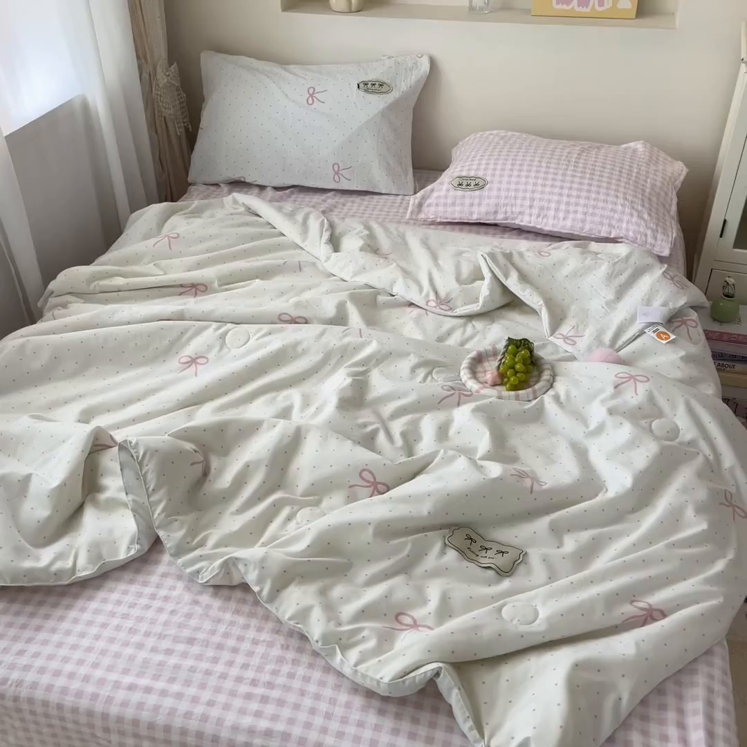 91家纺网 家纺一手货源 找家纺 桃心家居 2026新款A类ins云柔水洗棉织标蝴蝶结毛球少女大豆单夏被夏被四件套系列 水洗棉毛球-夏被粉果气泡