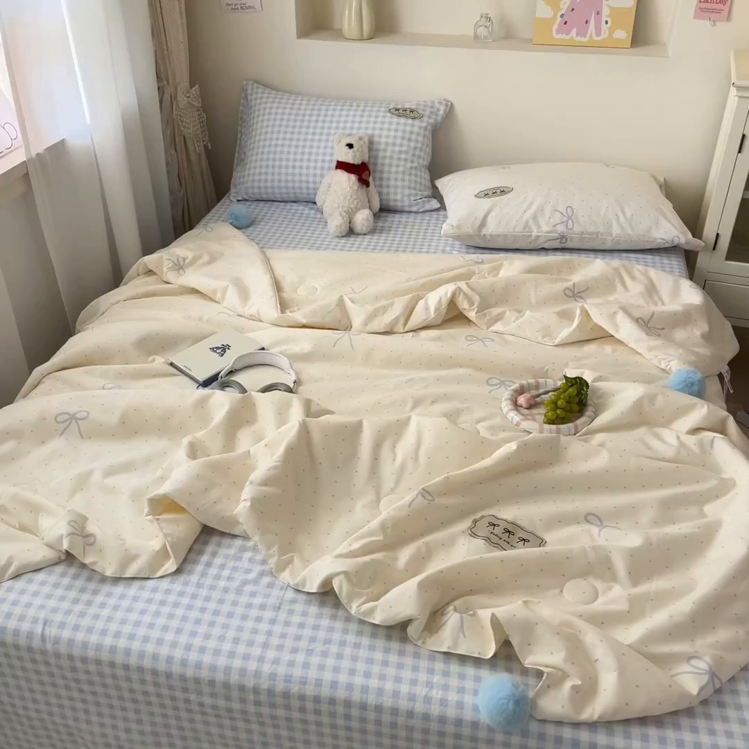 91家纺网 家纺一手货源 找家纺 桃心家居 2026新款A类ins云柔水洗棉织标蝴蝶结毛球少女大豆单夏被夏被四件套系列 水洗棉毛球-夏被清新梦蓝