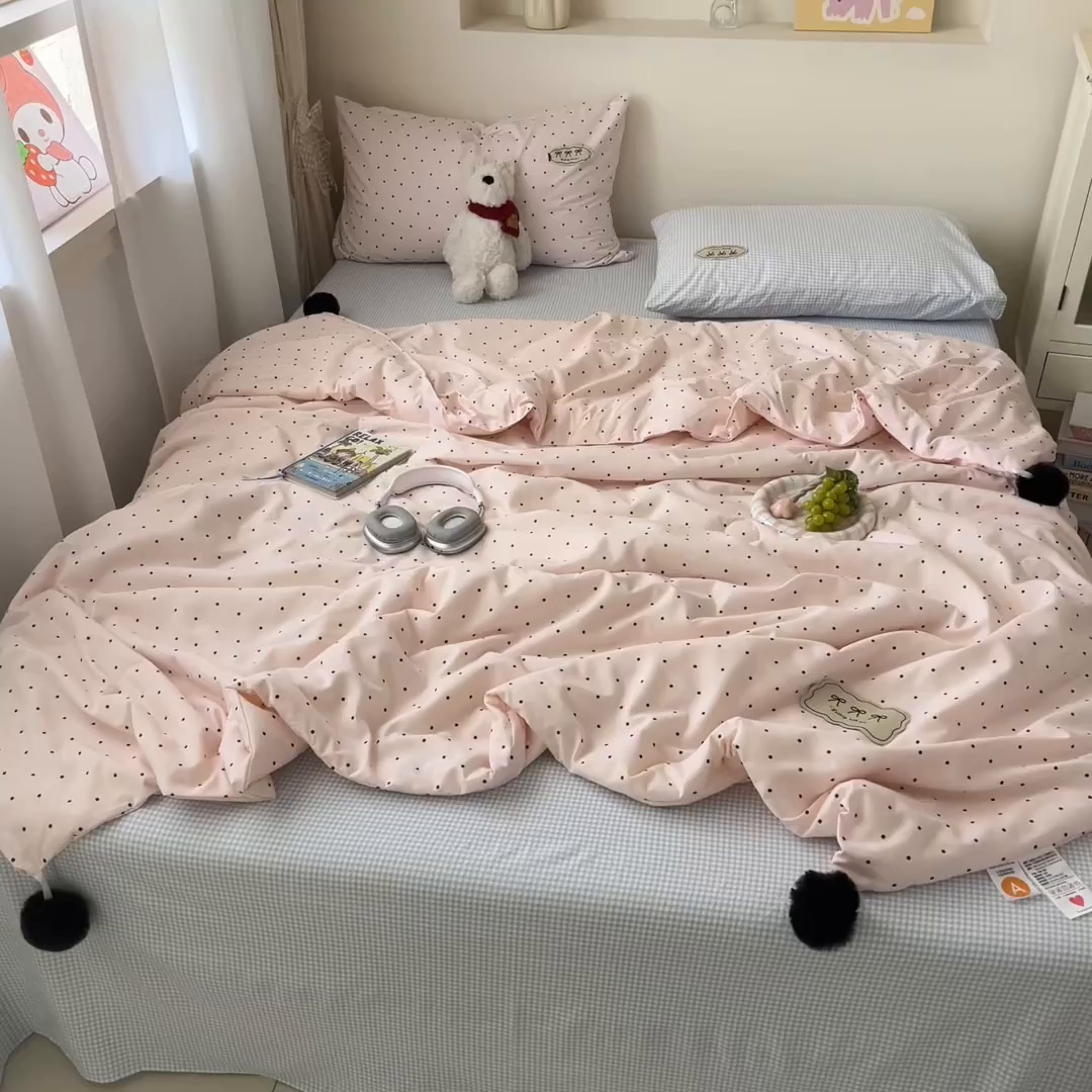 91家纺网 家纺一手货源 找家纺 桃心家居 2026新款A类ins云柔水洗棉织标蝴蝶结毛球少女大豆单夏被夏被四件套系列 水洗棉毛球-夏被奶昔粉蓝