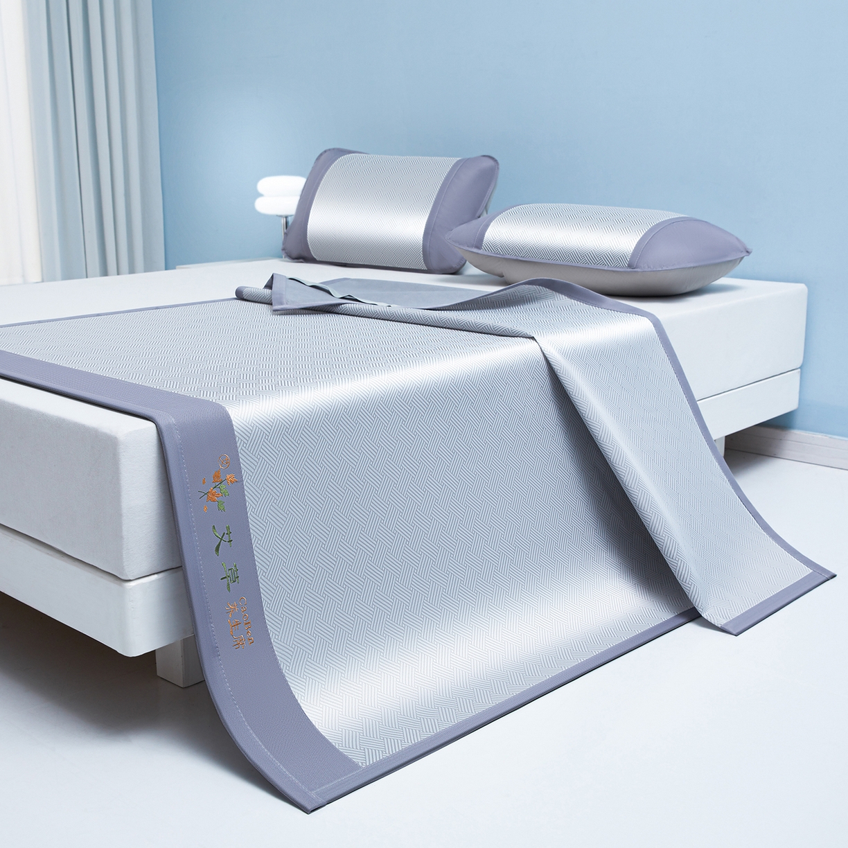 91家纺网 家纺一手货源 找家纺 眠多宝（绒多宝） 2026新款可机洗水洗艾草凉感冰丝高精密碳光软席饼干花三件套 大象灰