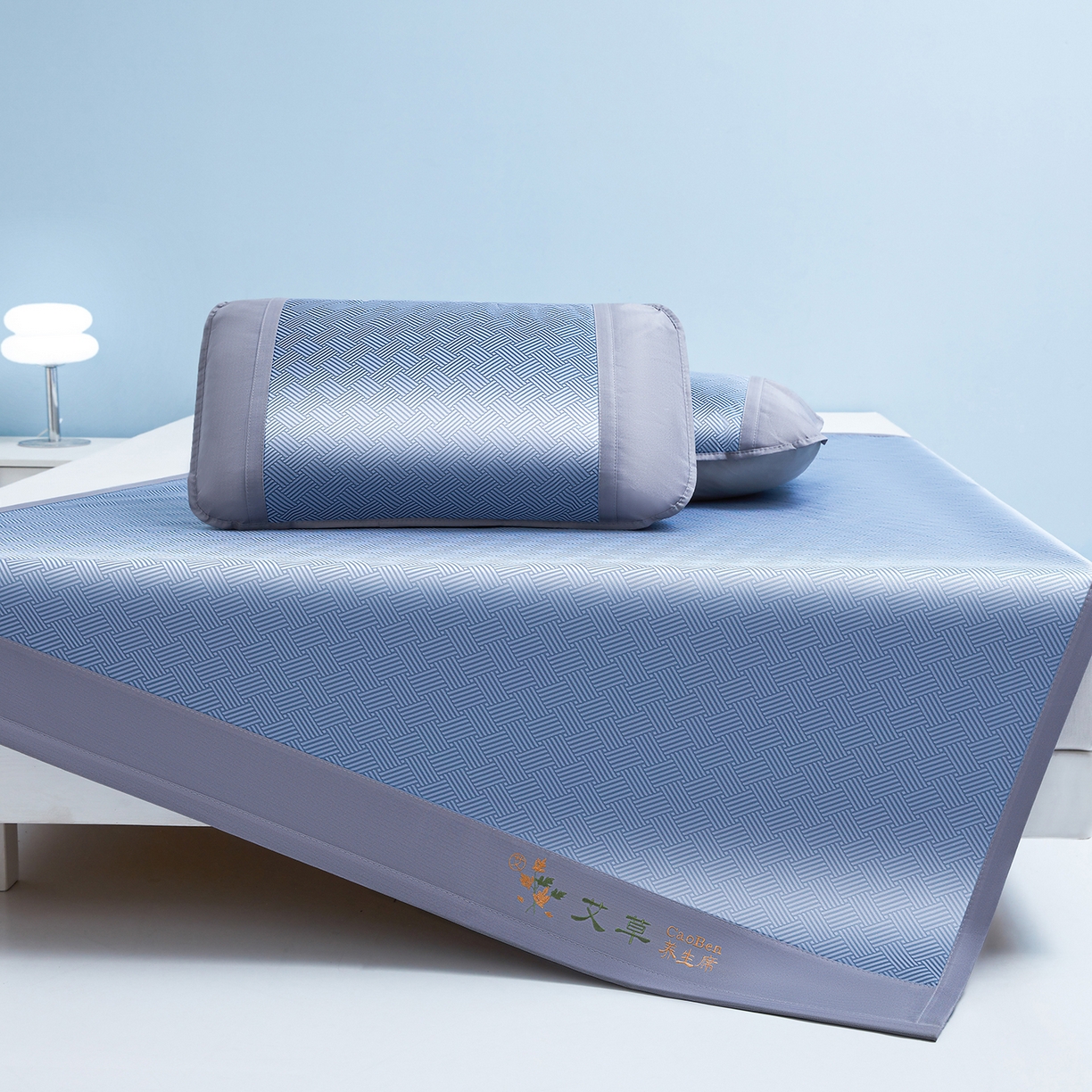 91家纺网 家纺一手货源 找家纺 眠多宝（绒多宝） 2026新款可机洗水洗艾草凉感冰丝高精密碳光软席饼干花三件套   冰川蓝