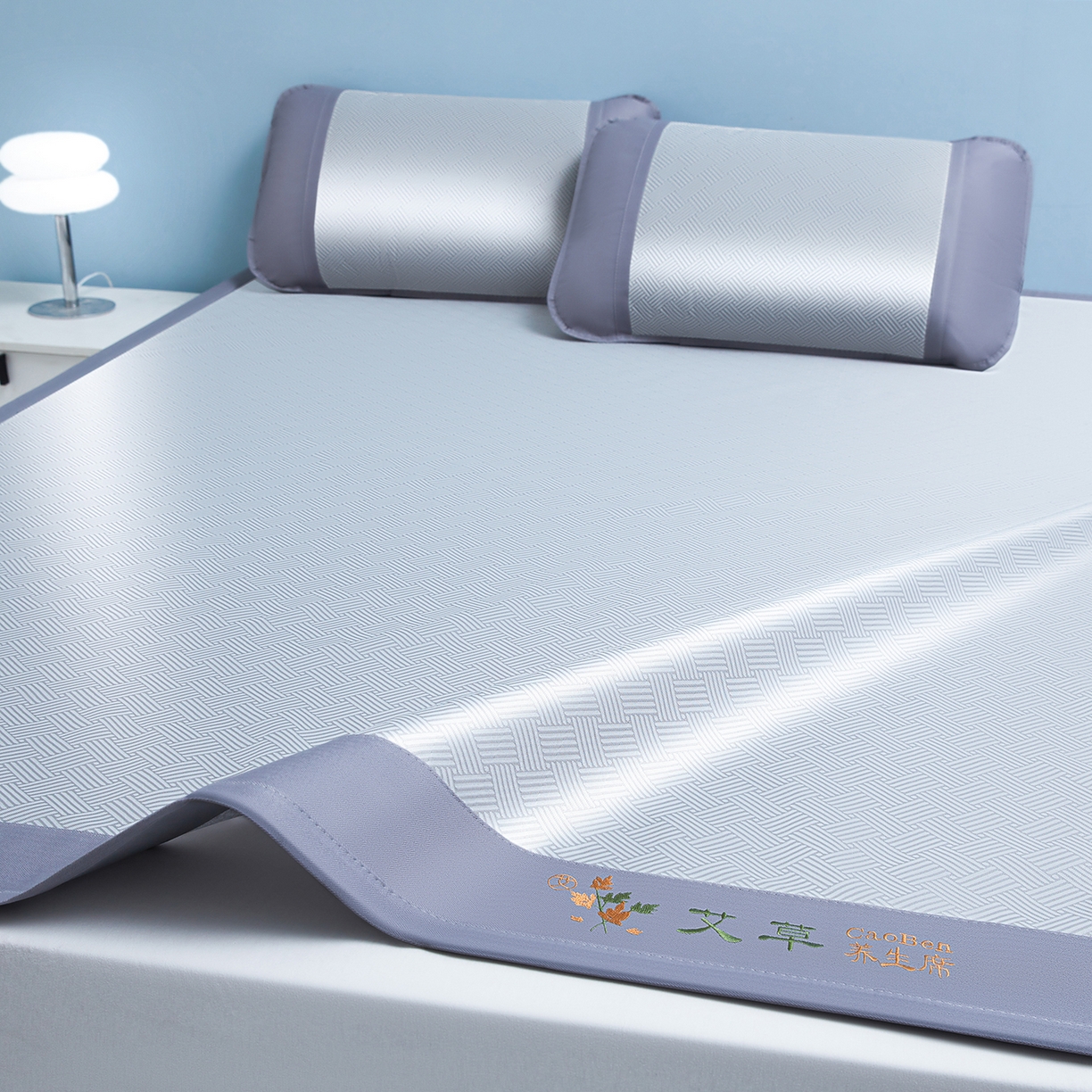 91家纺网 家纺一手货源 找家纺 眠多宝（绒多宝） 2026新款可机洗水洗艾草凉感冰丝高精密碳光软席饼干花三件套 大象灰