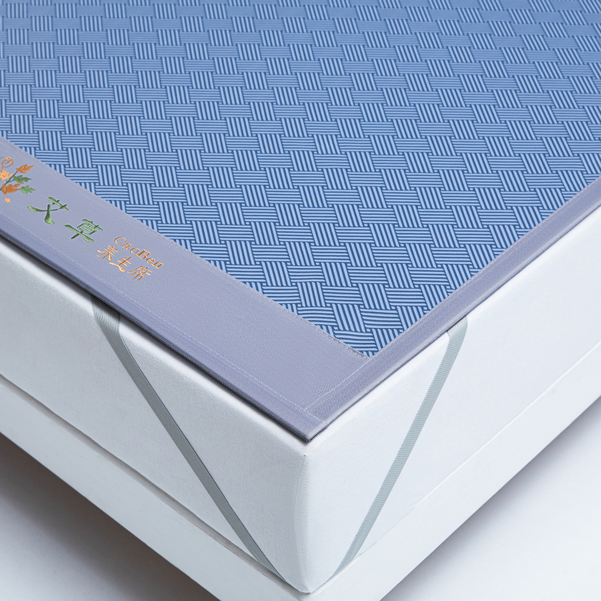 91家纺网 家纺一手货源 找家纺 眠多宝（绒多宝） 2026新款可机洗水洗艾草凉感冰丝高精密碳光软席饼干花三件套   冰川蓝