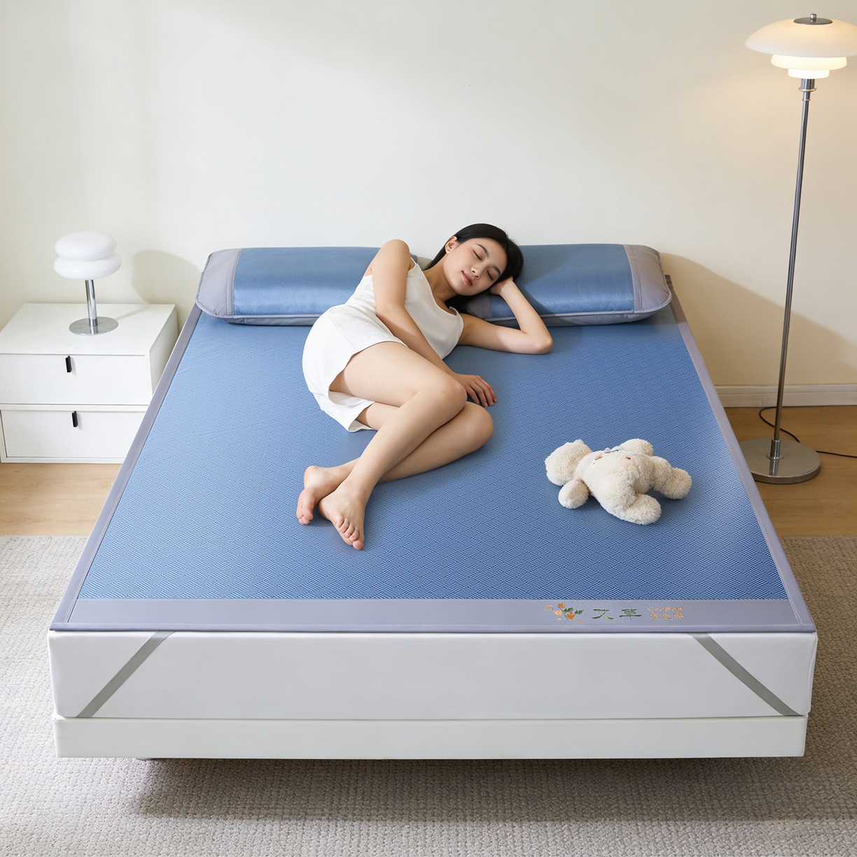 91家纺网 家纺一手货源 找家纺 眠多宝（绒多宝） 2026新款可机洗水洗艾草凉感冰丝高精密碳光软席饼干花三件套   冰川蓝