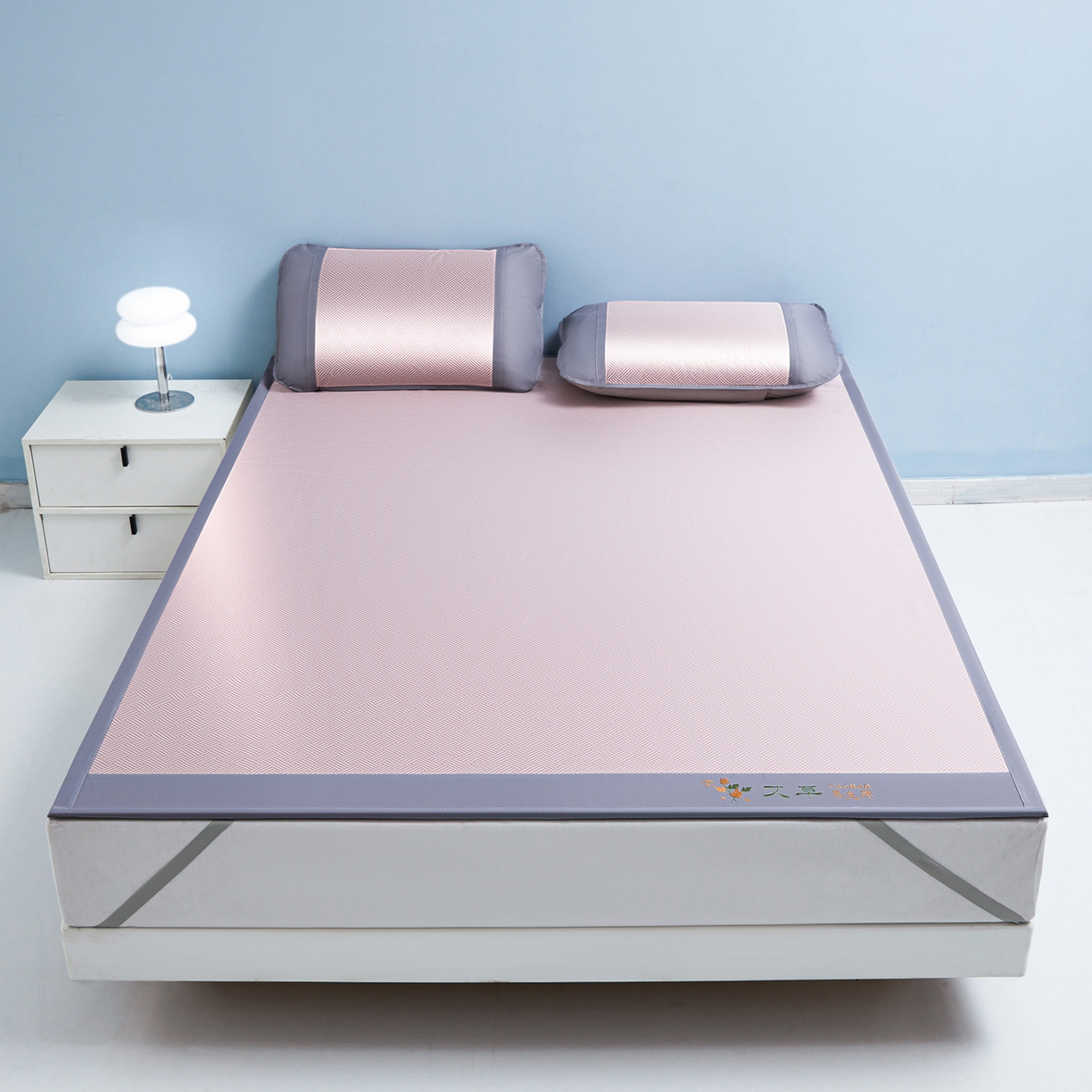 91家纺网 家纺一手货源 找家纺 眠多宝（绒多宝） 2026新款可机洗水洗艾草凉感冰丝高精密碳光软席饼干花三件套  樱花粉