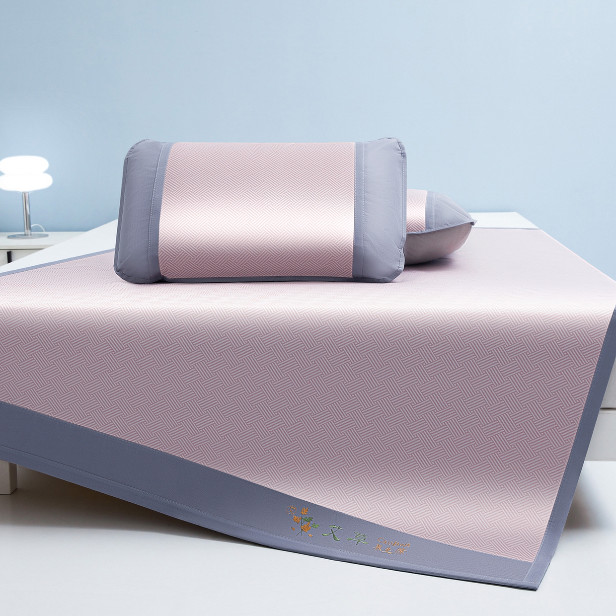 91家纺网 家纺一手货源 找家纺 眠多宝（绒多宝） 2026新款可机洗水洗艾草凉感冰丝高精密碳光软席饼干花三件套  樱花粉