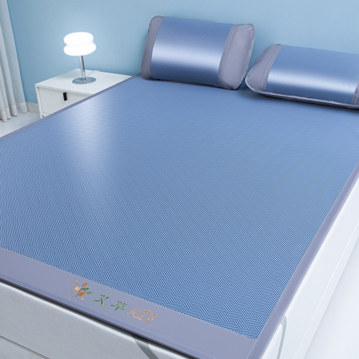 91家纺网 家纺一手货源 找家纺 眠多宝（绒多宝） 2026新款可机洗水洗艾草凉感冰丝高精密碳光软席饼干花三件套   冰川蓝