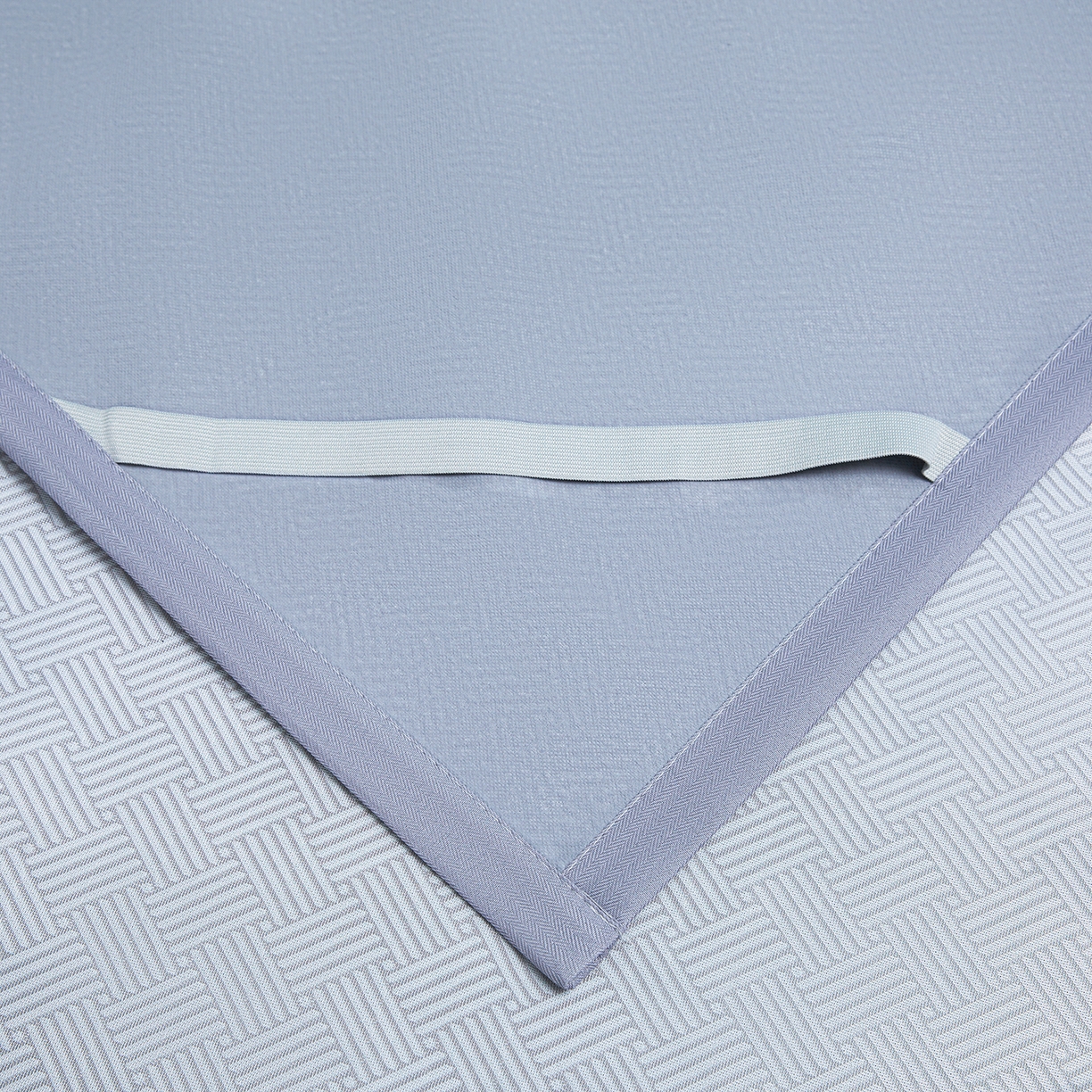 91家纺网 家纺一手货源 找家纺 眠多宝（绒多宝） 2026新款可机洗水洗艾草凉感冰丝高精密碳光软席饼干花三件套 大象灰