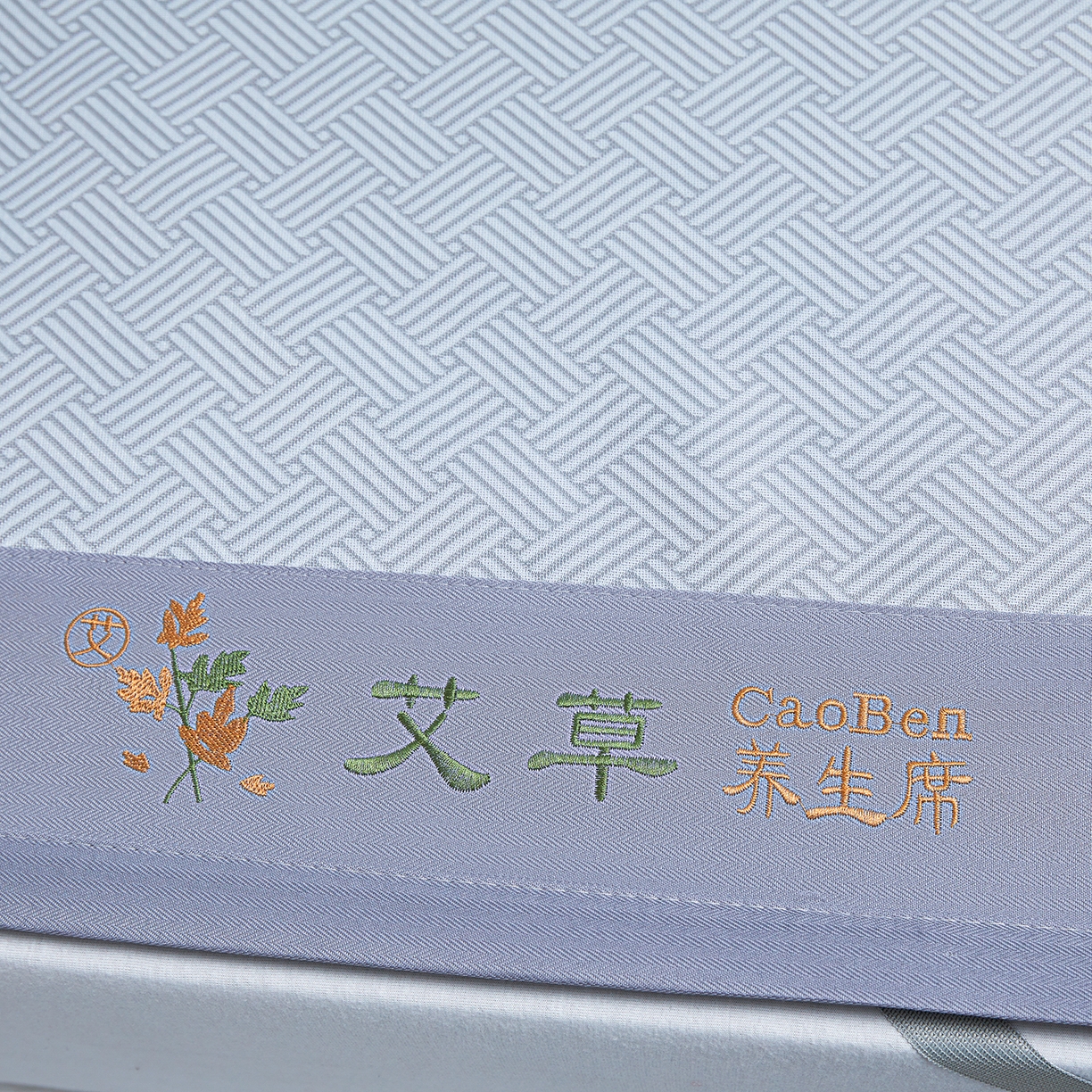 91家纺网 家纺一手货源 找家纺 眠多宝（绒多宝） 2026新款可机洗水洗艾草凉感冰丝高精密碳光软席饼干花三件套 大象灰