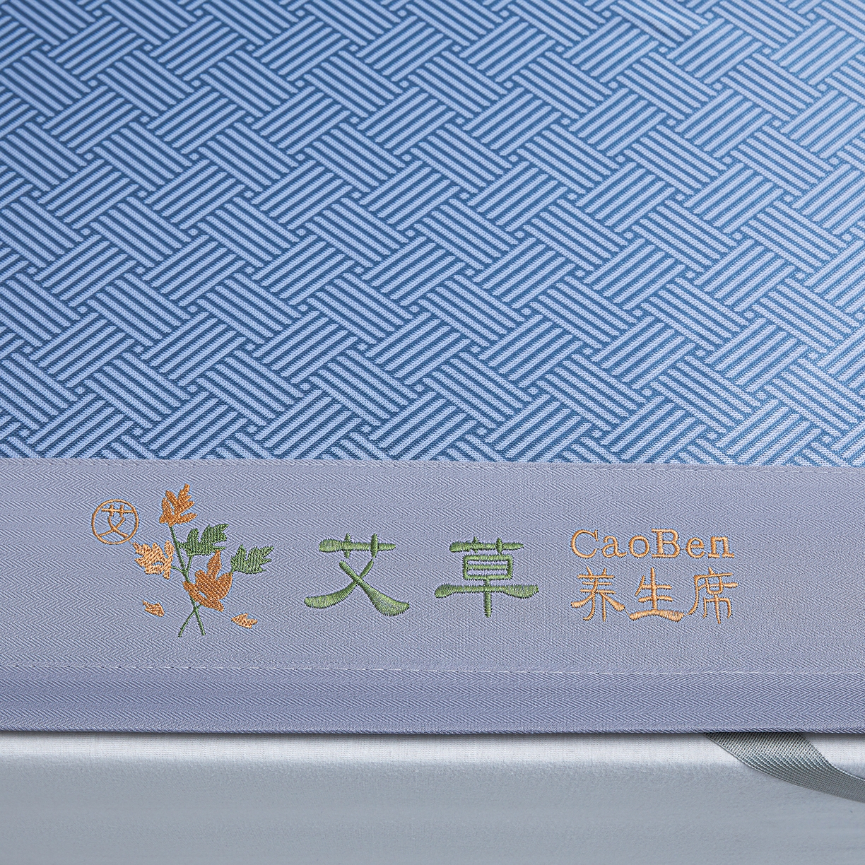 91家纺网 家纺一手货源 找家纺 眠多宝（绒多宝） 2026新款可机洗水洗艾草凉感冰丝高精密碳光软席饼干花三件套   冰川蓝