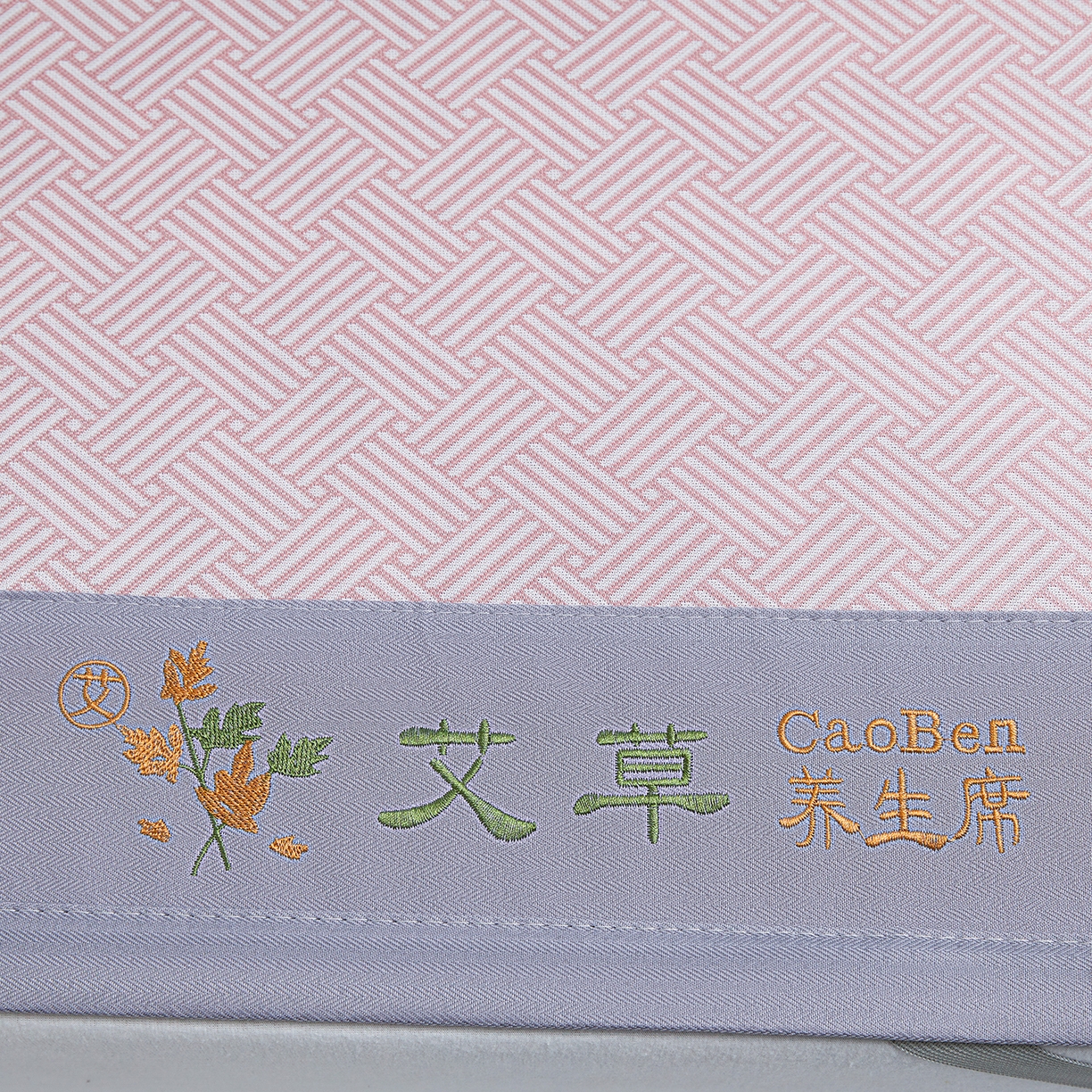 91家纺网 家纺一手货源 找家纺 眠多宝（绒多宝） 2026新款可机洗水洗艾草凉感冰丝高精密碳光软席饼干花三件套  樱花粉