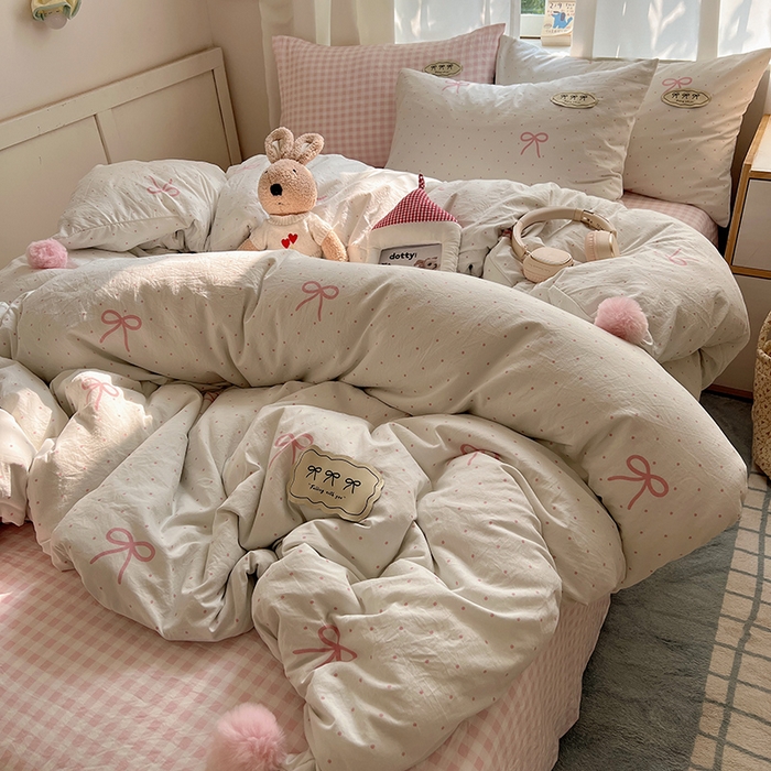 91家纺网 家纺一手货源 找家纺 桃心家居 2026新款A类ins云柔水洗棉织标混搭蝴蝶结毛球少女奶呼呼仙气四件套 水洗棉毛球-蝴蝶结粉果气泡