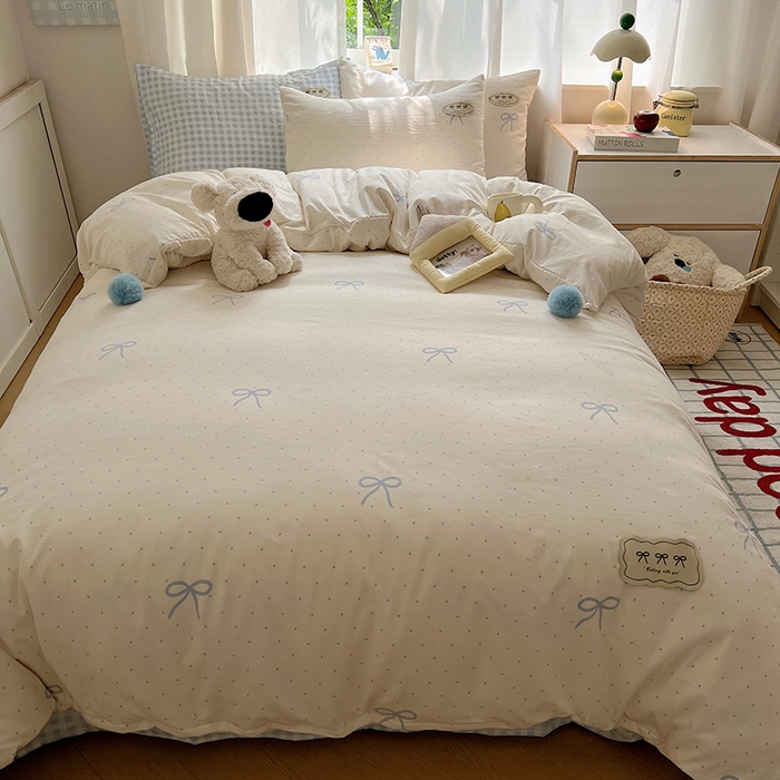 91家纺网 家纺一手货源 找家纺 桃心家居 2026新款A类ins云柔水洗棉织标混搭蝴蝶结毛球少女奶呼呼仙气四件套 水洗棉毛球-蝴蝶结清新梦蓝