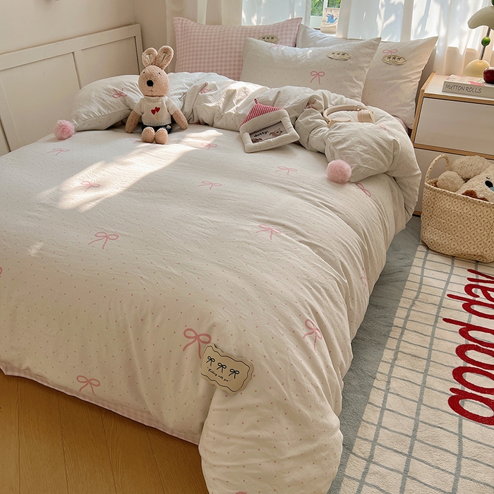 91家纺网 家纺一手货源 找家纺 桃心家居 2026新款A类ins云柔水洗棉织标混搭蝴蝶结毛球少女奶呼呼仙气四件套 水洗棉毛球-蝴蝶结粉果气泡