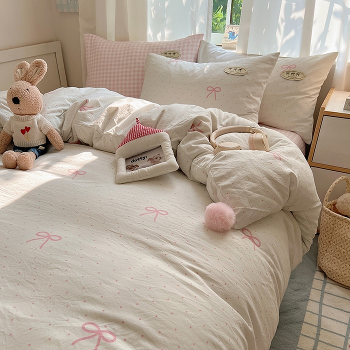 91家纺网 家纺一手货源 找家纺 桃心家居 2026新款A类ins云柔水洗棉织标混搭蝴蝶结毛球少女奶呼呼仙气四件套 水洗棉毛球-蝴蝶结粉果气泡