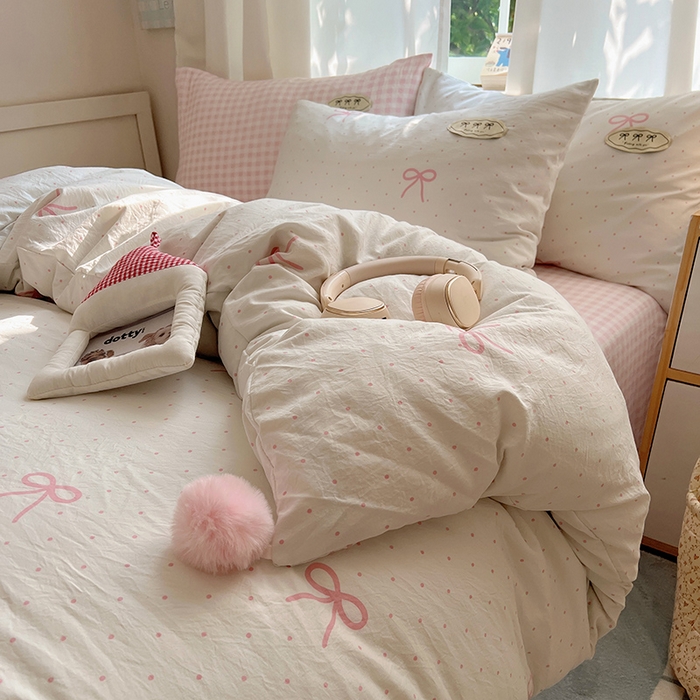 91家纺网 家纺一手货源 找家纺 桃心家居 2026新款A类ins云柔水洗棉织标混搭蝴蝶结毛球少女奶呼呼仙气四件套 水洗棉毛球-蝴蝶结粉果气泡