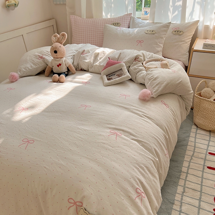 91家纺网 家纺一手货源 找家纺 桃心家居 2026新款A类ins云柔水洗棉织标混搭蝴蝶结毛球少女奶呼呼仙气四件套 水洗棉毛球-蝴蝶结粉果气泡