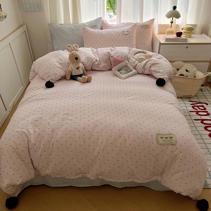 91家纺网 家纺一手货源 找家纺 桃心家居 2026新款A类ins云柔水洗棉织标混搭蝴蝶结毛球少女奶呼呼仙气四件套 水洗棉毛球-蝴蝶结奶昔粉蓝