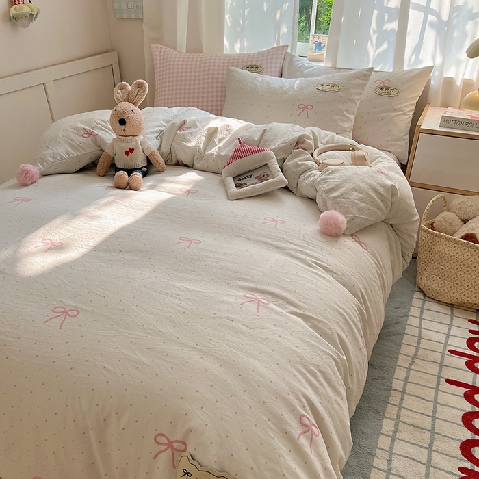 91家纺网 家纺一手货源 找家纺 桃心家居 2026新款A类ins云柔水洗棉织标混搭蝴蝶结毛球少女奶呼呼仙气四件套 水洗棉毛球-蝴蝶结粉果气泡