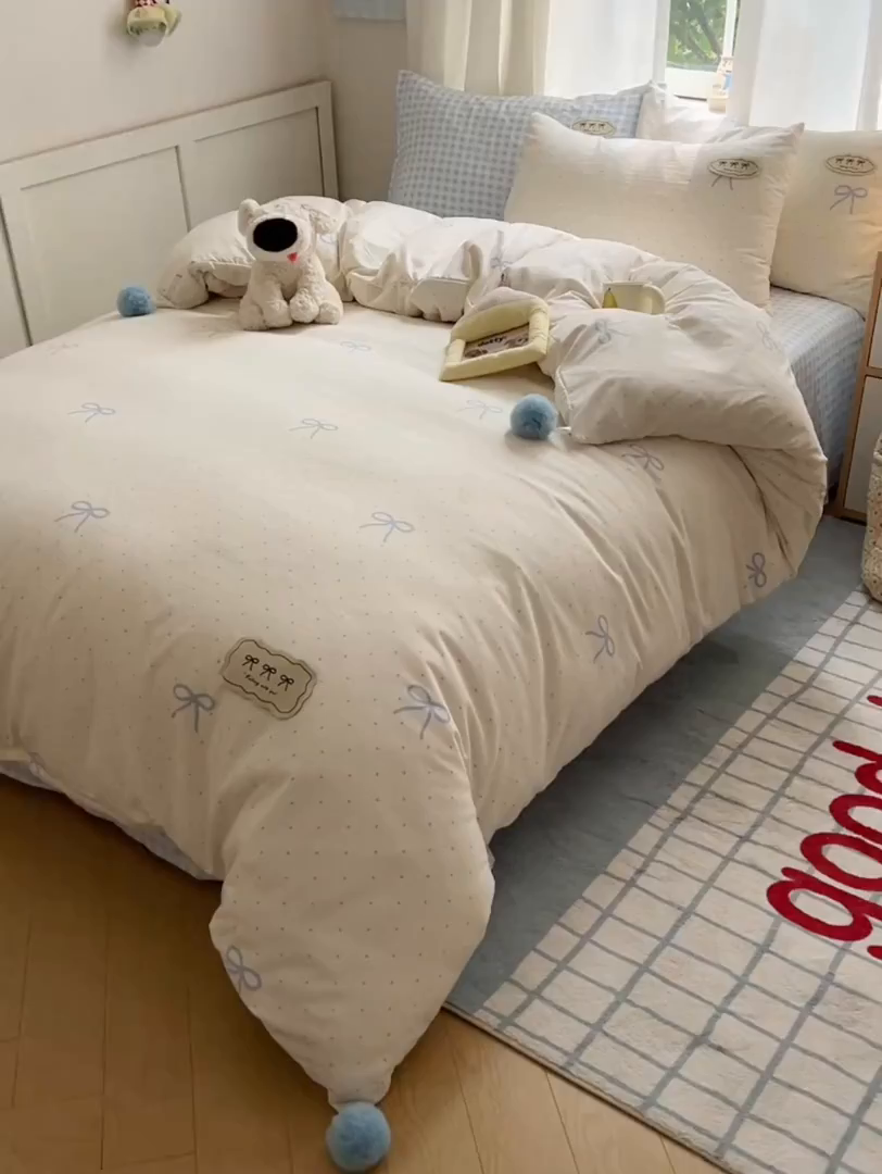 91家纺网 家纺一手货源 找家纺 桃心家居 2026新款A类ins云柔水洗棉织标混搭蝴蝶结毛球少女奶呼呼仙气四件套 水洗棉毛球-蝴蝶结清新梦蓝