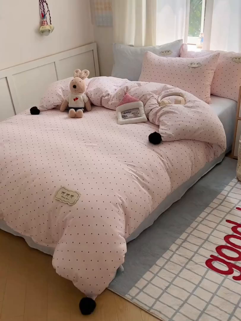 91家纺网 家纺一手货源 找家纺 桃心家居 2026新款A类ins云柔水洗棉织标混搭蝴蝶结毛球少女奶呼呼仙气四件套 水洗棉毛球-蝴蝶结奶昔粉蓝