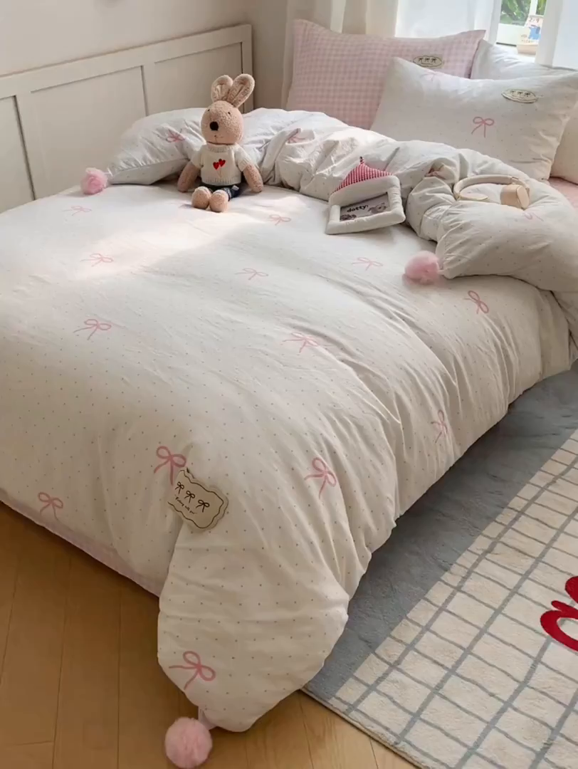 91家纺网 家纺一手货源 找家纺 桃心家居 2026新款A类ins云柔水洗棉织标混搭蝴蝶结毛球少女奶呼呼仙气四件套 水洗棉毛球-蝴蝶结粉果气泡