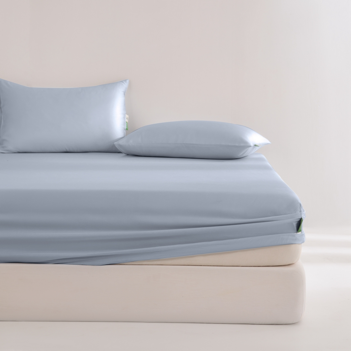 91家纺网 家纺一手货源 找家纺 眠博士 2026新款60S天丝莱赛尔纯色床笠-场景二 60S天丝床笠-黄昏蓝