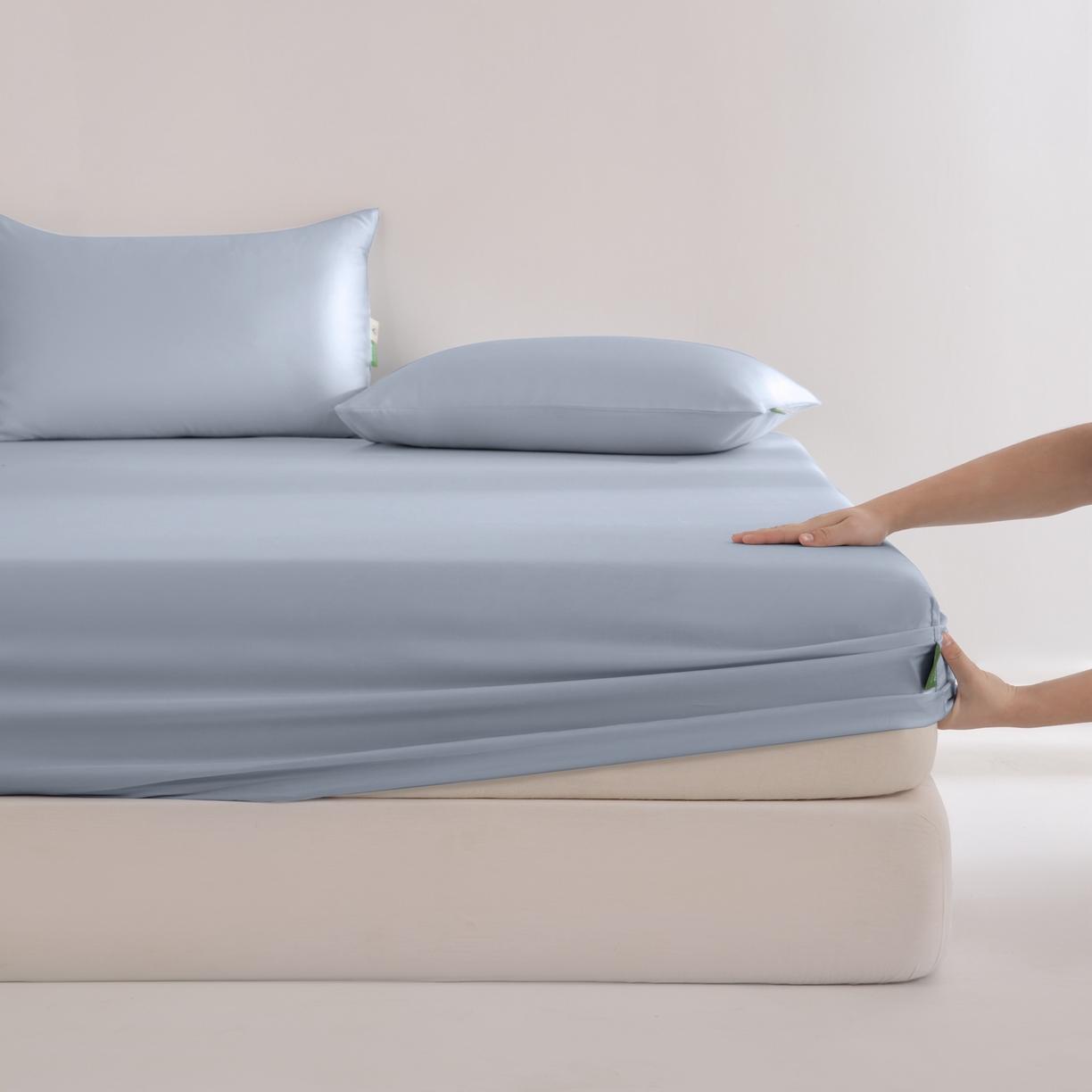 91家纺网 家纺一手货源 找家纺 眠博士 2026新款60S天丝莱赛尔纯色床笠-场景二 60S天丝床笠-黄昏蓝