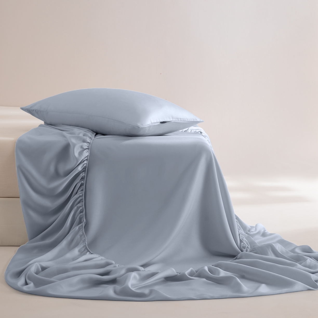 91家纺网 家纺一手货源 找家纺 眠博士 2026新款60S天丝莱赛尔纯色床笠-场景二 60S天丝床笠-黄昏蓝