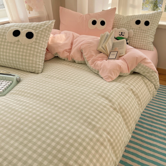 91家纺网 家纺一手货源 找家纺 桃心家居 2026新款A类亲肤舒适软糯云柔水洗棉大眼睛毛巾绣混搭格子撞色系列四件套 云柔水洗棉-大眼绿格粉粉