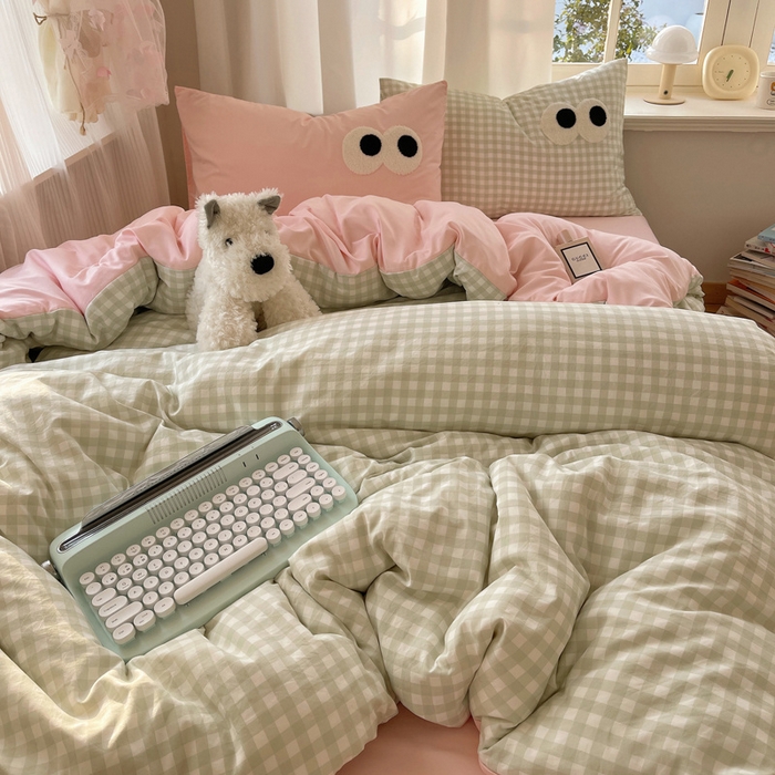 91家纺网 家纺一手货源 找家纺 桃心家居 2026新款A类亲肤舒适软糯云柔水洗棉大眼睛毛巾绣混搭格子撞色系列四件套 云柔水洗棉-大眼绿格粉粉